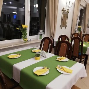 Pokój z dwoma pojedynczymi łóżkami